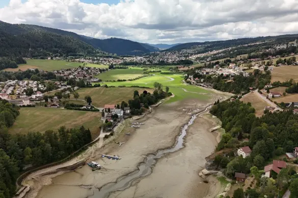 À Villers-le-Lac (Doubs), la rivière s'est muée en un simple chenal, sur les rives duquel la verdure se déploie. • © Antoine Laroche, France Télévisions 