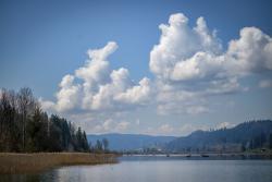 Ciel de nuages sur le lac de Saint-Point