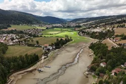 À Villers-le-Lac (Doubs), la rivière s'est muée en un simple chenal, sur les rives duquel la verdure se déploie. • © Antoine Laroche, France Télévisions 